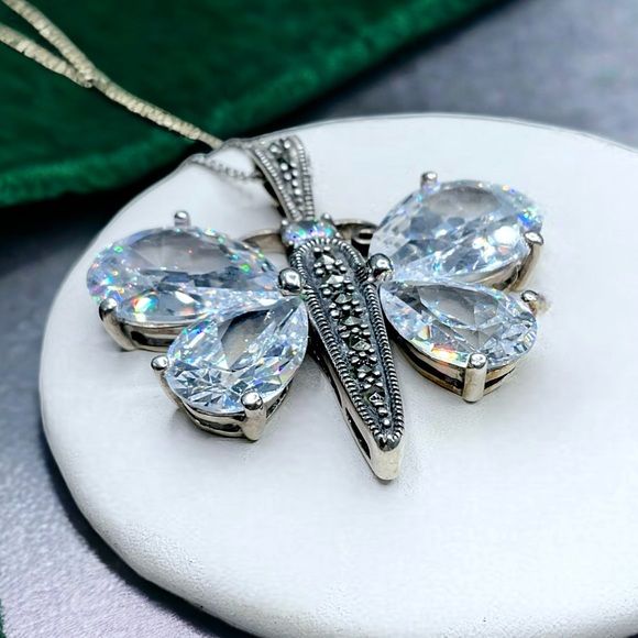 🌺Large Vintage Sterling Crystal Butterfly Necklace - Picture 10 of 13